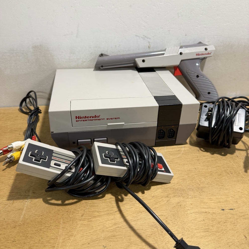 Nintendo Entertainment System Original Console NES-001 2 Controllers Zapper Gun